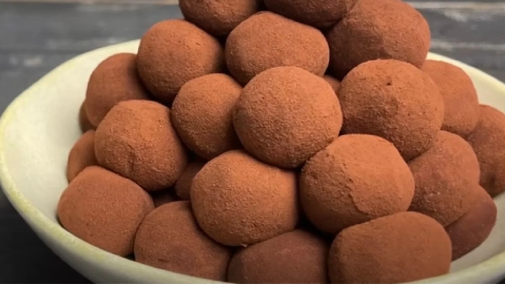 Тирамісу у форматі цукерок: мініверсія улюбленого десерту до кави