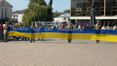 «Час не лікує»: у Луцьку розгорнули 40-метровий «Прапор пам’яті» загиблих захисників України