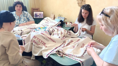 239 імен, 92 метри болю: на Волині жінки створюють оберіг пам’яті про загиблих