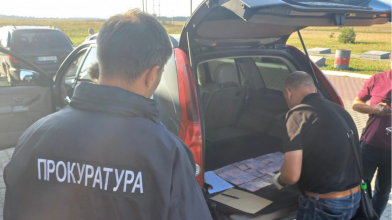 На Волині чиновника спіймали на хабарі