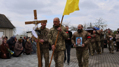 Загинув 15 місяців тому: у Луцькій громаді попрощалися з Героєм Анатолієм Бекасом. Фото