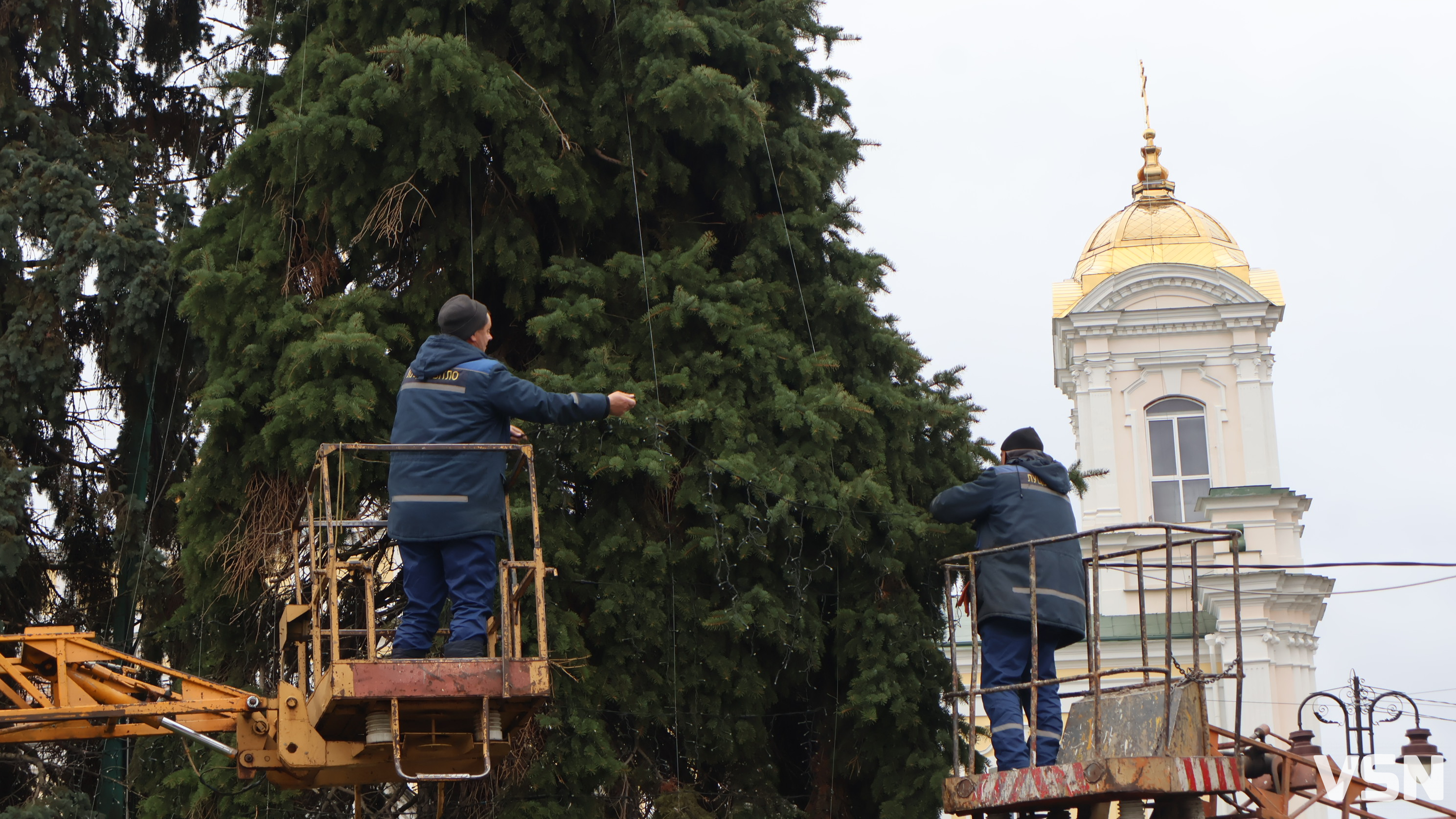 У центрі Луцька прикрашають ялинкове тріо: місто повертається до теплих відтінків ілюмінації