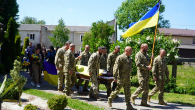 Матір похоронила єдину дитину: на Волині попрощалися з бойовим медиком Артемом Рудим