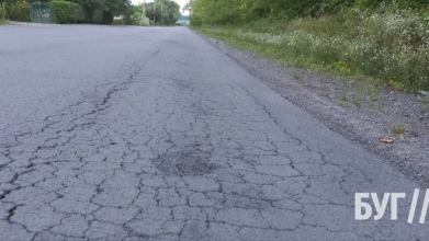 Скандал у селищі на Волині: великоваговий транспорт підприємства, яке будує вітряки, зруйнував новий асфальт