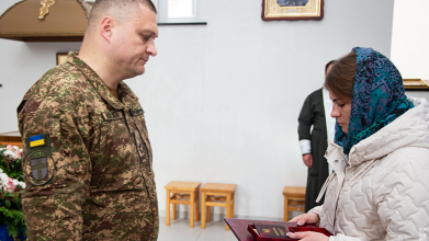 Захищали Україну на найскладніших ділянках фронту: на Волині рідним полеглих гвардійців передали державні нагороди