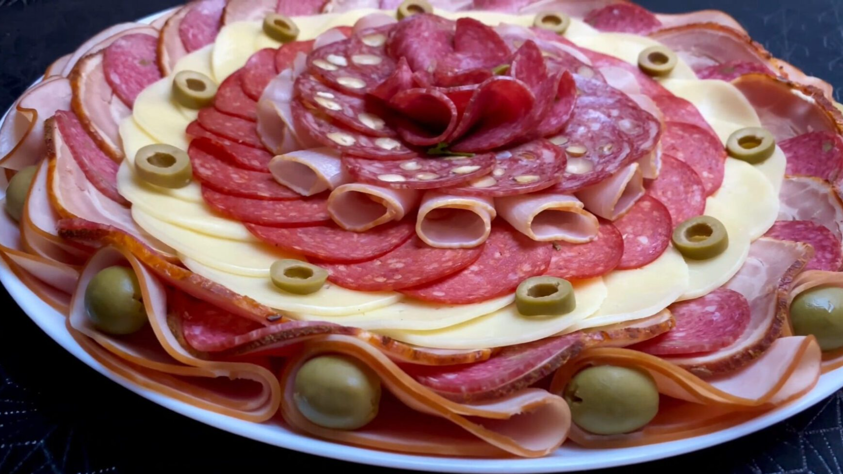 Всі шукають цей рецепт: як використати підсохлу м'ясну нарізку після свят