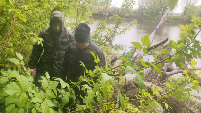 «В Європі не було роботи»: двоє братів з Волині перепливли Західний Буг, щоб повернутися в Україну