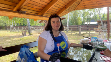 «Сама навчилася робити цукерки»: переселенка з Луганщини започаткувала власну справу у Луцьку