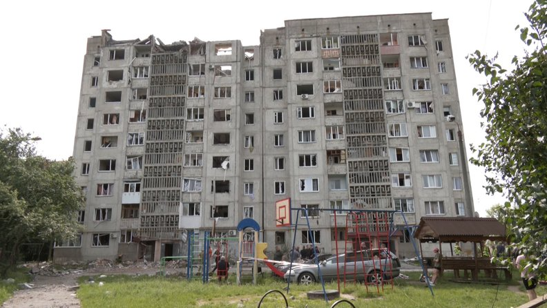 «Мама, я хочу жити»: мешканці зруйнованої багатоповерхівки в Луцьку повертаються по речі після ракетного удару