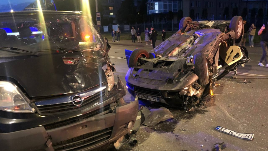 У Луцьку - аварія за участі буса, фури та легковика: є постраждалі