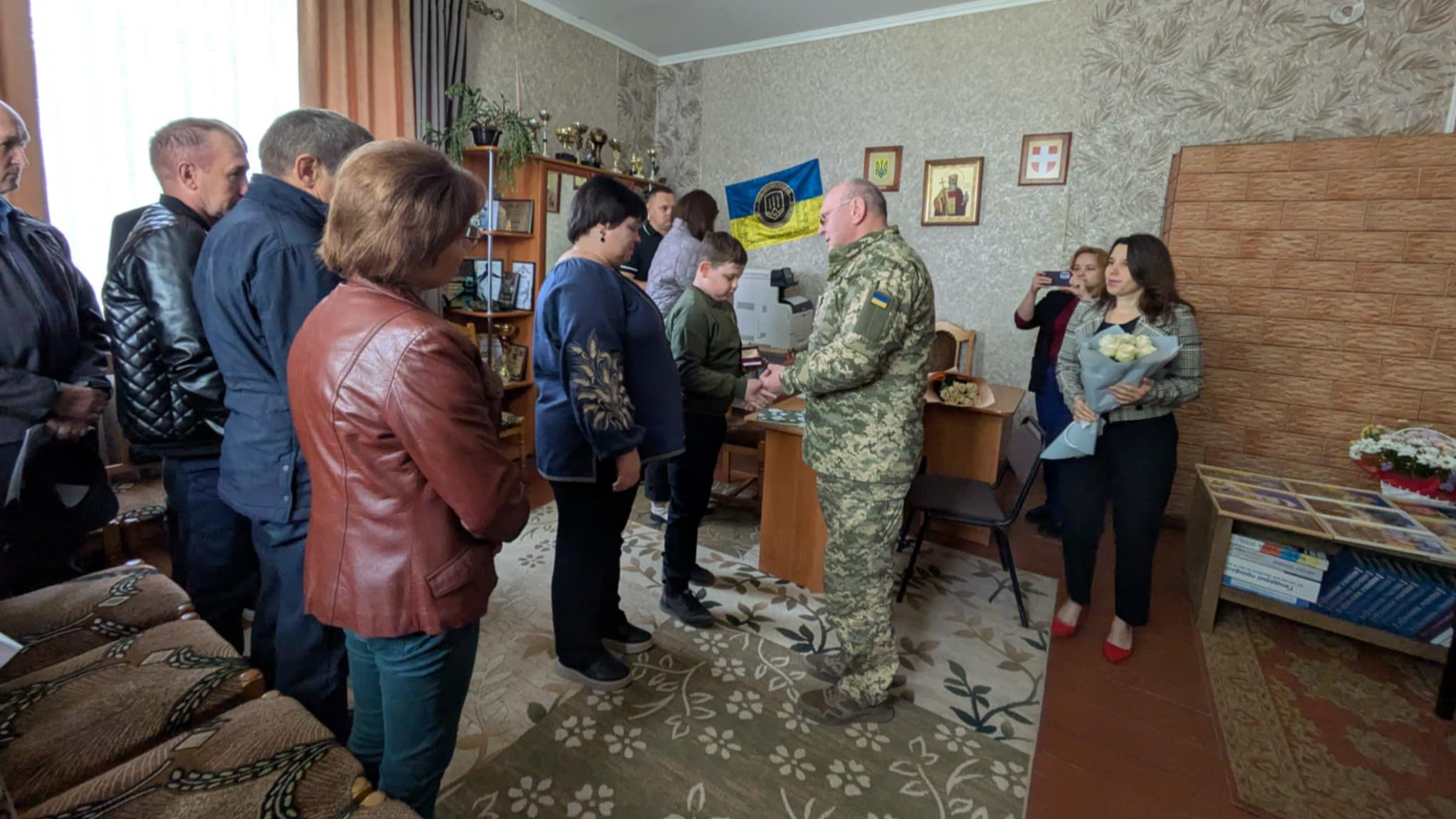 «Микола був люблячим чоловіком та батьком, а Олександр чудовим сином»: двох Героїв з Волині посмертно відзначили нагородами