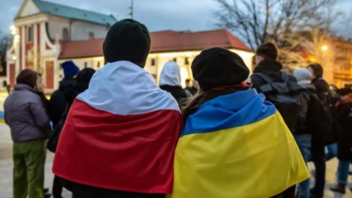 Тисячі українських чоловіків у Польщі готові їхати далі, а не вертатися до України, - ЗМІ