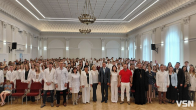 У Луцьку відбулася посвята першокурсників медфакультету: 220 студентів одягнули білі халати