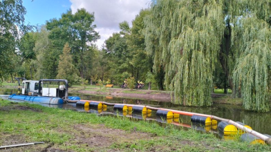 У луцькому парку розчищають замулені меліоративні канали