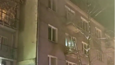 У центрі Луцька горить будинок: працюють медики та рятувальники