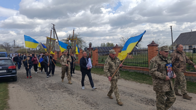 Добровільно став на захист країни: на Волині попрощалися із захисником Володимиром Павлюком