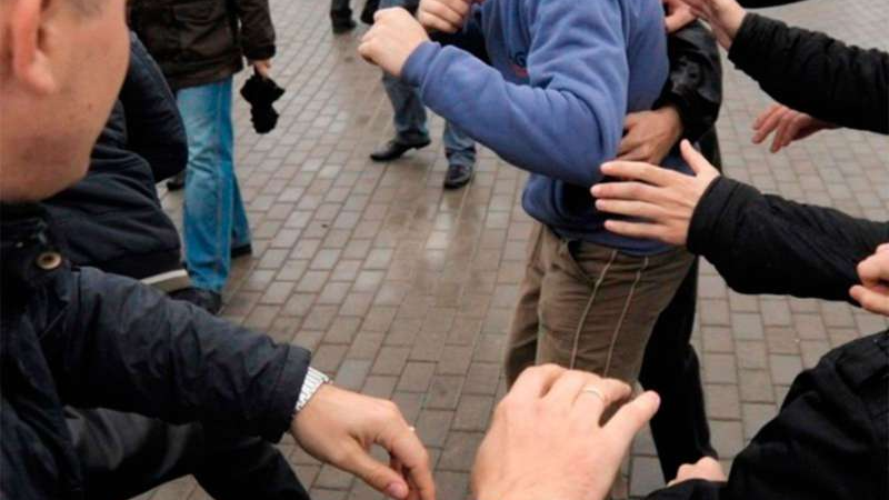 Бійка в центрі Луцька: двоє уродженців Донеччини повалили чоловіка на землю і поранили ножем