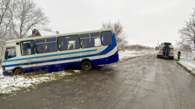 пасажирський автобус застряг в селищі Тайкури Рівненського району