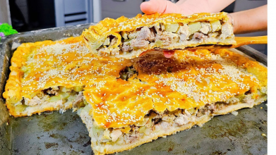 Швидкий м’ясний пиріг на кефірі, який розлітається за 5 хвилин