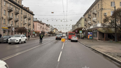 У центрі Луцька водій легковика збив двох пішоходів