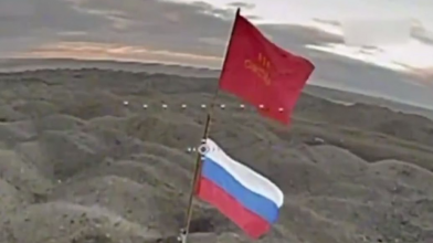 Українські військові спалили російський прапор під Авдіївкою. Відео