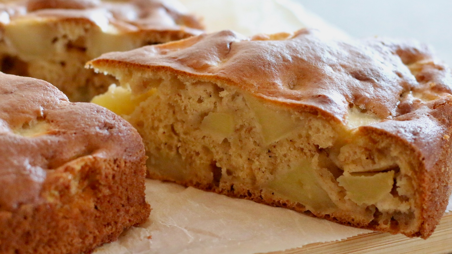 Ідеальна шарлотка з доступних інгредієнтів: простий рецепт повітряного яблучного пирога