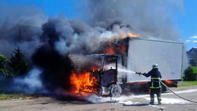 На Волині під час руху загорілася вантажівка