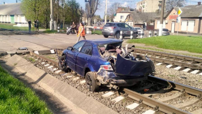 На Волині покарали водія Mazda, який виїхав на колію попри сигнал «стоп» і потрапив під поїзд