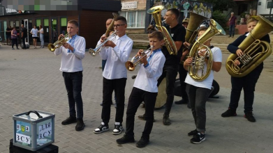 На Волині викладачі та учні музичної школи зібрали 70 тисяч гривень для ЗСУ