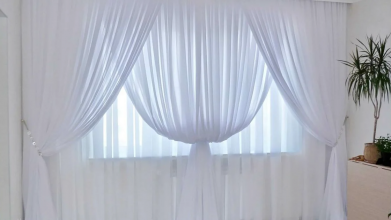 Один простий розчин — і фіранки знову білосніжні: як відбілити тюль від жовтизни та сірості до Великодня