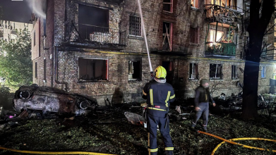 Пекельна ніч у Києві: ДСНС показала, як рятувальники борються з наслідками удару РФ