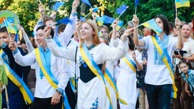 Гучні святкування не на часі: як відзначають випускні у Луцьку