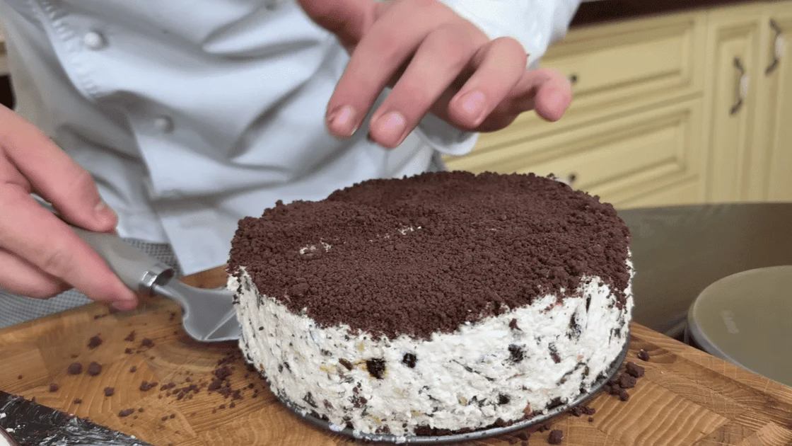 Святковий торт без випікання: готується швидко й завжди виходить ідеальним