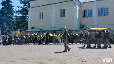 Сльози і квіти: у Луцьку попрощалися з 28-річним Героєм Олексієм Цехошем