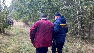 На Волині двоє людей заблукали у лісі