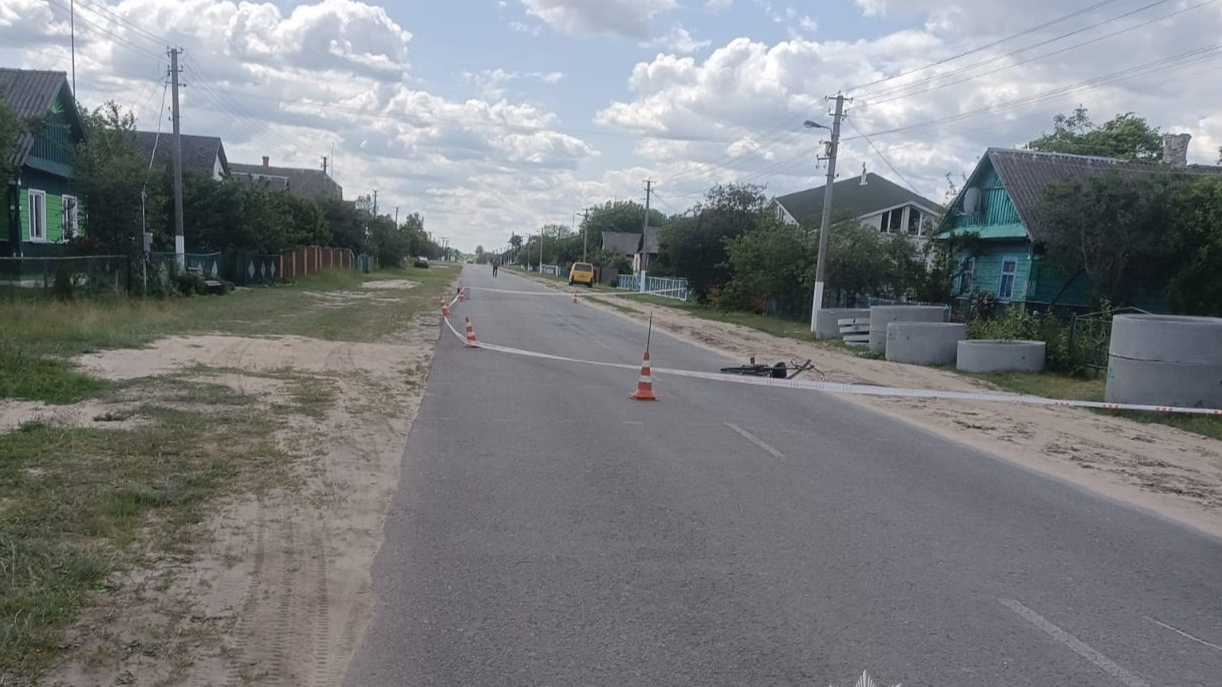 На Волині водій авто збив бабусю з внучкою на велосипеді: дитина у важкому стані
