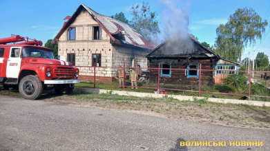 «Не залишилося нічого»: на Волині багатодітна сім’я втратила два будинки через пожежу