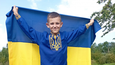 Великий вчинок маленького українця: на Волині 9-річний хлопчик роздавав цукерки військовим