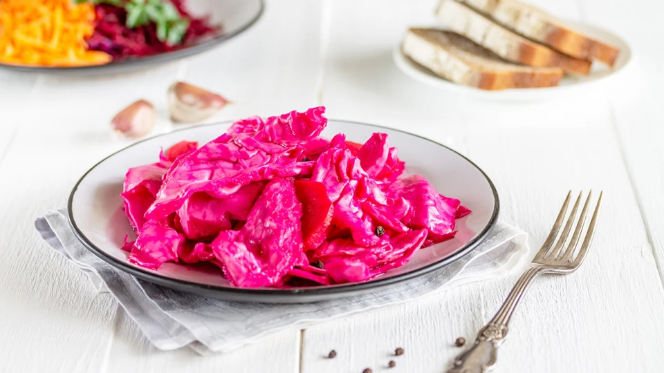 Яскрава маринована капуста з буряком за 15 хвилин: хрумка, ароматна й дуже смачна