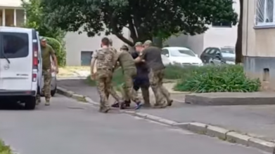У Луцьку чоловіка біля під’їзду забрали до мікроавтобуса ТЦК: його сусідка викликала поліцію