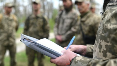 У Луцьку чоловік тікав від ТЦК на таксі: військовий отримав перелом руки