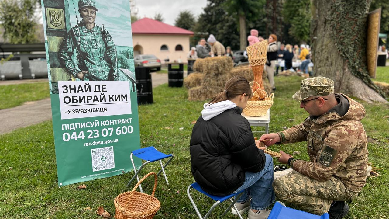 Волинські прикордонники навчали дітей глинотерапії, лозотерапії та театротерапії