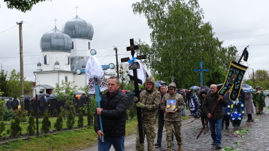 Повернувся до рідного дому «на щиті»: на Волині в останню дорогу провели Героя Сергія Гручину
