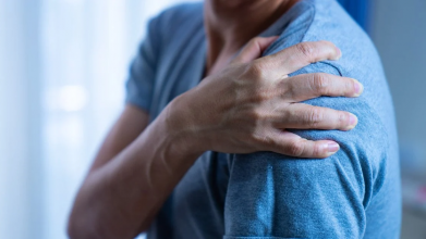 Біль у плечі може бути сигналом небезпечної хвороби - його не можна ігнорувати