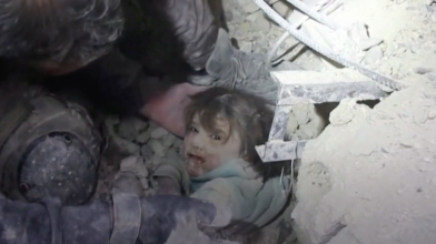 Маленьку дівчинку дістали живою після 12 годин під завалами внаслідок землетрусу в Сирії
