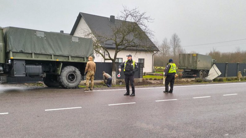 Вантажівка НГУ протаранила паркан приватного будинку: деталі смертельної аварії на Волині
