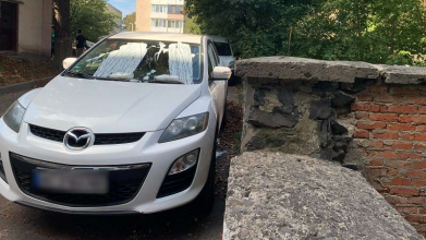 Перегородив сходи: у Луцьку невдало припаркований автомобіль облили кефіром