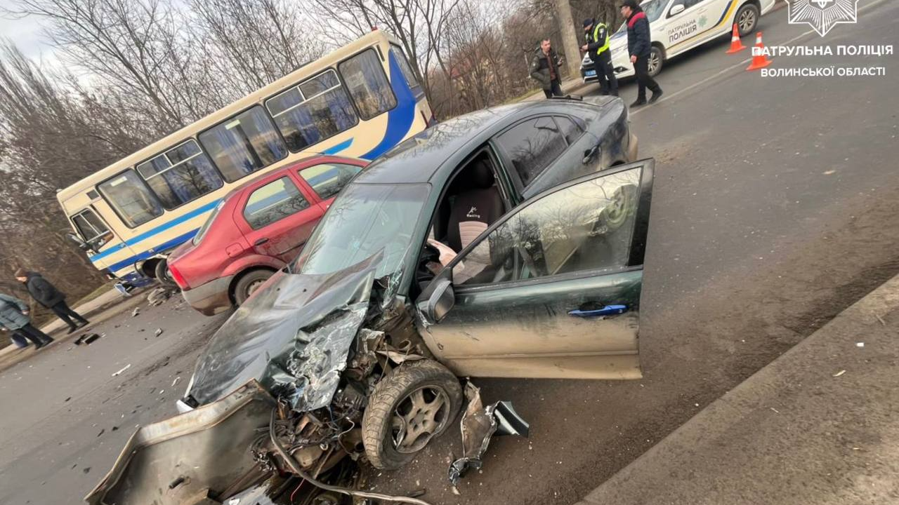 Водій Mazda виїхав на зустрічну і зіткнувся з автобусом: подробиці ДТП у Луцьку на Гнідавській