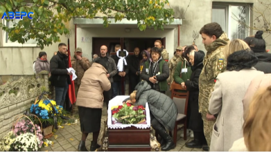 Село на колінах: біля Луцька попрощалися з 32-річним Героєм Дмитром Семенюком