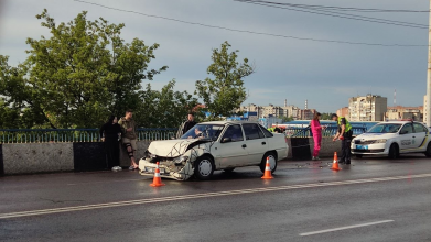 На мосту біля ПортCity у Луцьку - величезний затор: зіткнулися два авто